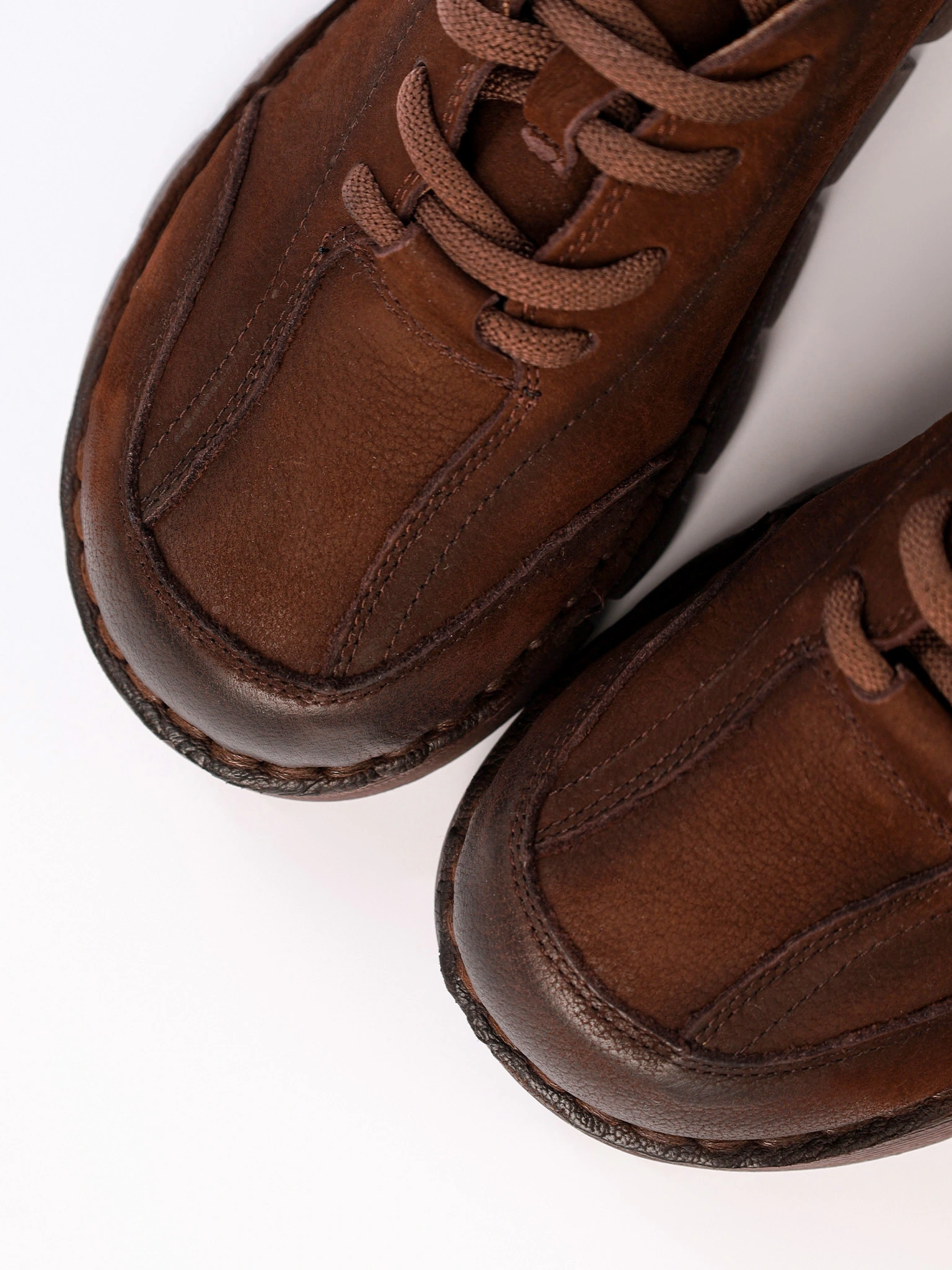 Туфли темно-коричневого цвета из натурального нубука на шнуровке